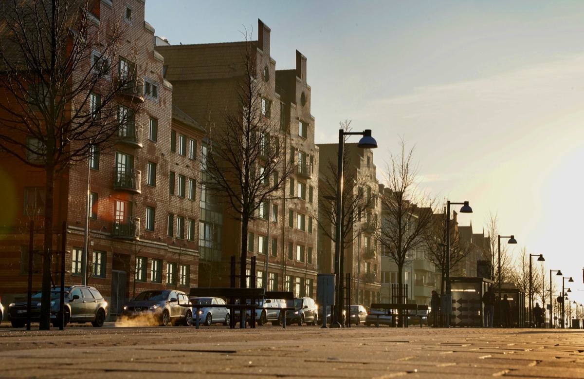 Hamngatan i Trelleborg i gyllene eftermiddagsljus