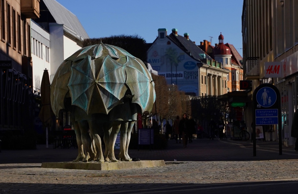 Parasollskulpturen på Storgatan i Trelleborg centrum